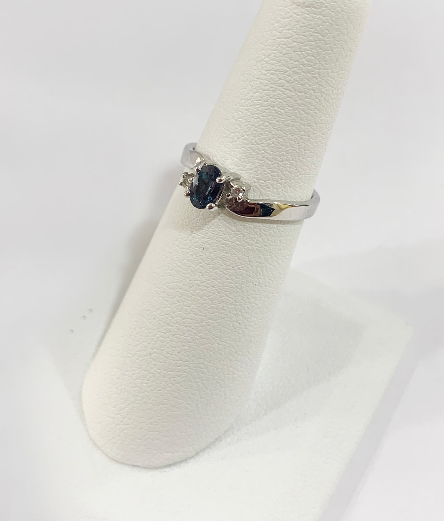 18k White Gold Alexandrite Ring